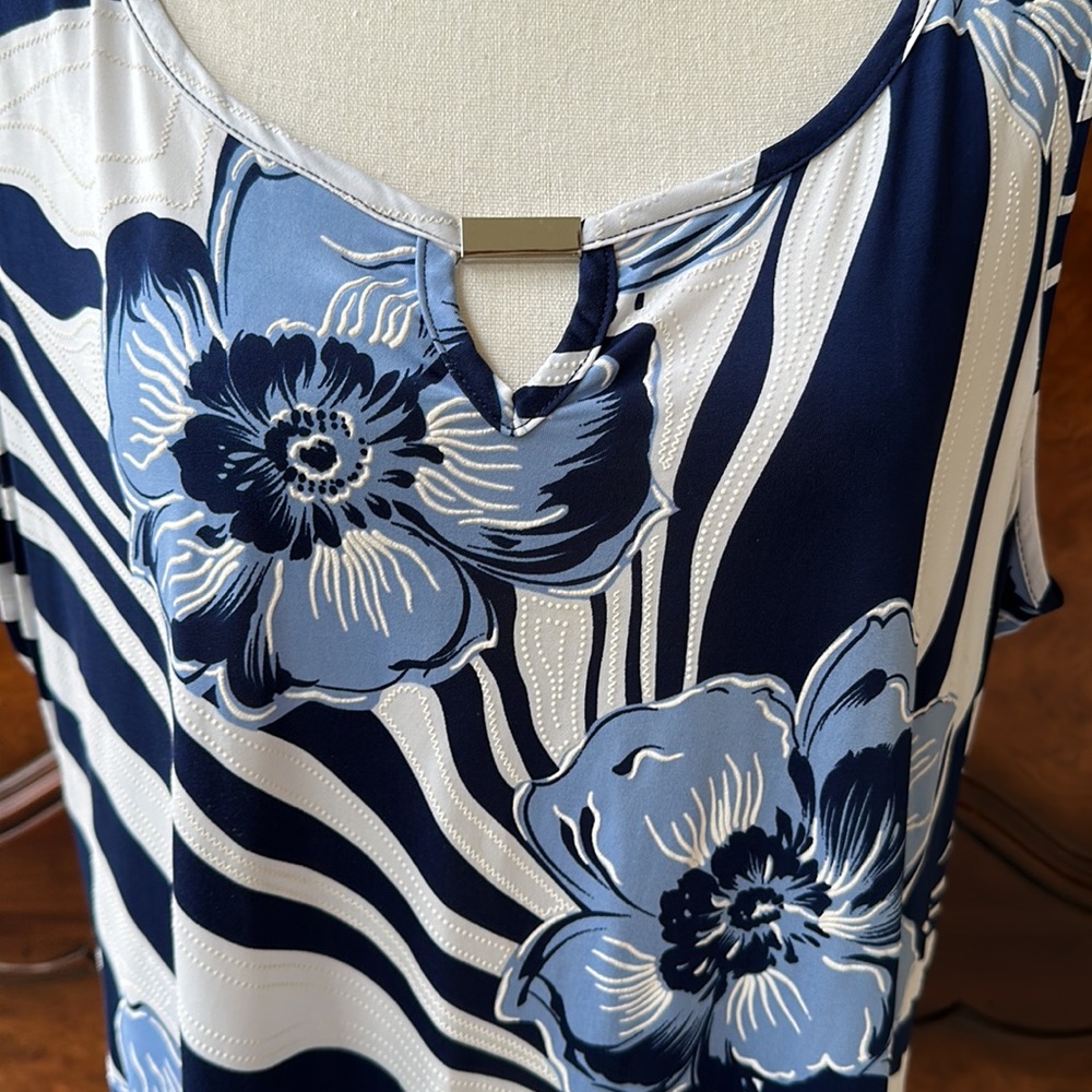Gorgeous Avenue Floral Tank with Silver Accent (Size 18/20) - Picture 3 of 12